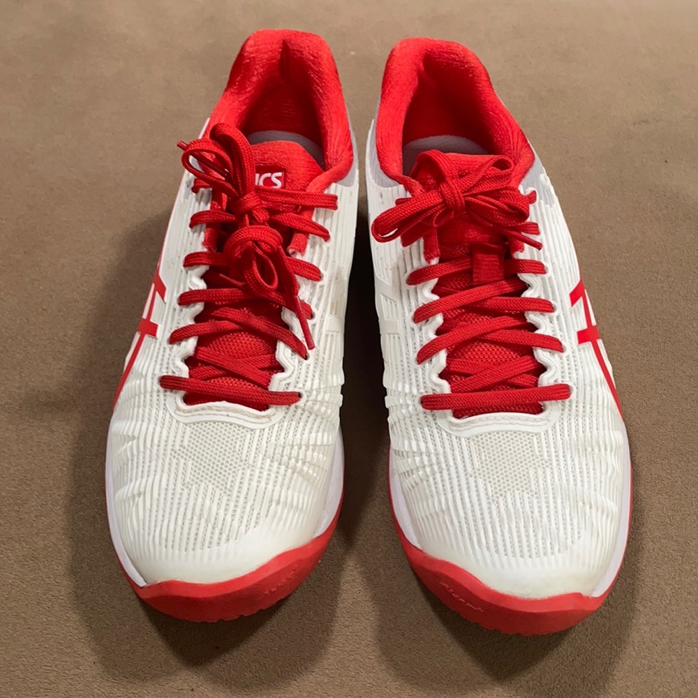 Tennis shoes